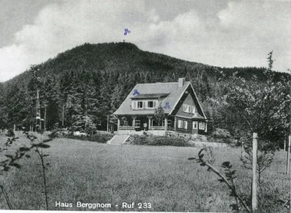 Auf der Ansichtskarte ist das Haus Berggnom zu sehen.