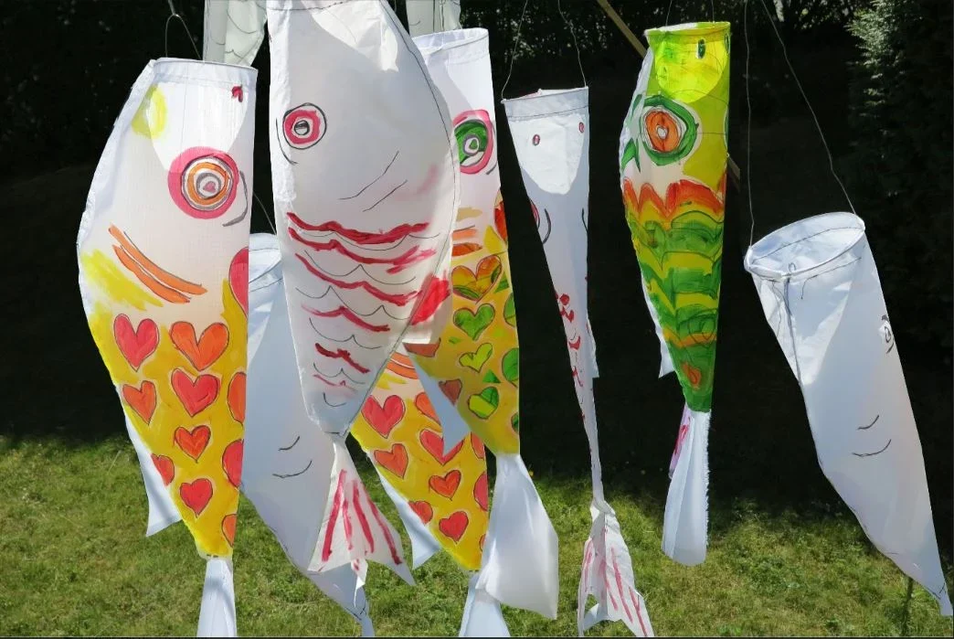 Hunderte von Fischen schwimmen zum 750-jährigen Jubiläum von Freienohl nicht im Wasser, sondern zappeln in der Nähe der Ruhr im Wind: